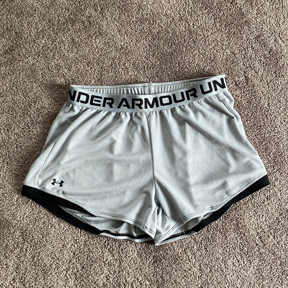 Under Armour HeatGear Gray Athletic Running Shorts Activewear SIZE M Loose Fit